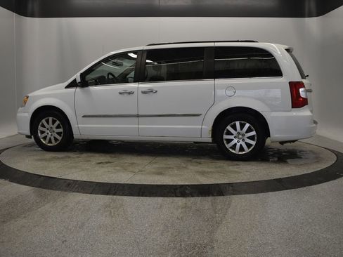 Used 2015 Chrysler Town & Country Touring w/ Driver Convenience Group image 4