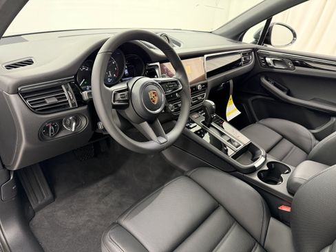 Certified 2026 Porsche Macan AWD/4WD image 4