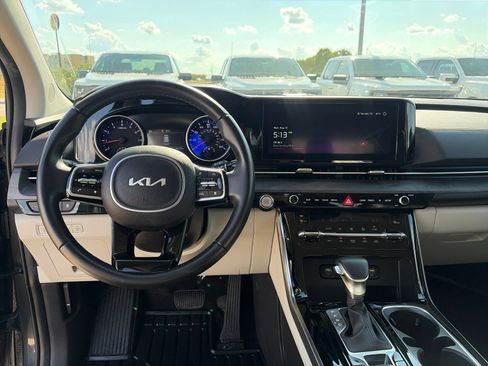 Used 2024 Kia Carnival EX FWD image 17