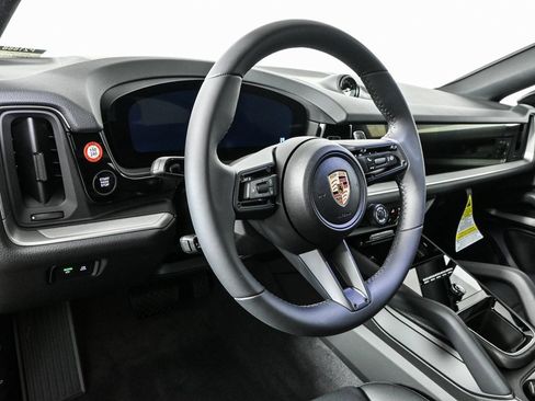 Certified 2025 Porsche Cayenne Coupe image 4