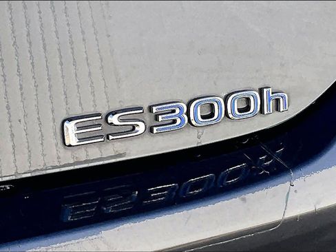 Used 2022 Lexus ES 300h w/ Premium Package image 10