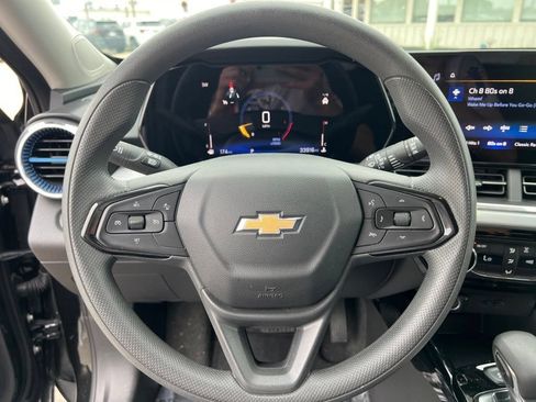 Used 2025 Chevrolet Trax LT FWD image 20