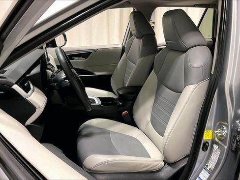 Used 2020 Toyota RAV4 XLE Premium AWD/4WD image 25