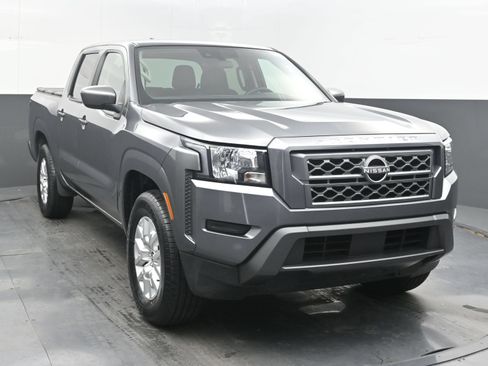 Used 2023 Nissan Frontier SV RWD image 2