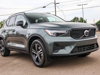 New 2026 Volvo XC40 B5 Core w/ Climate Package