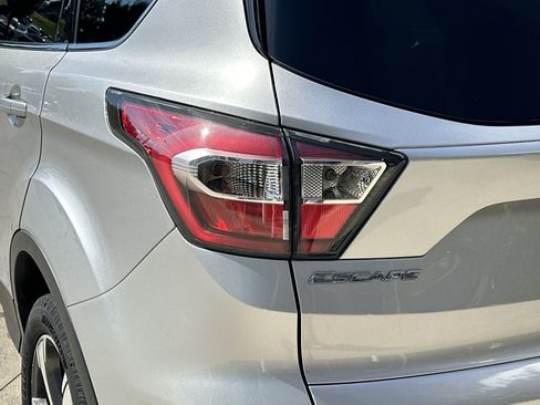 Used 2017 Ford Escape SE w/ Equipment Group 201A AWD/4WD image 12