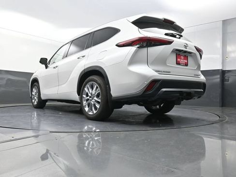 Certified 2025 Toyota Highlander Limited AWD/4WD image 36