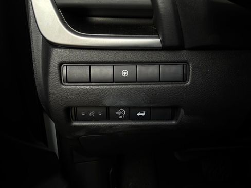 Used 2025 Nissan Rogue SV FWD image 22