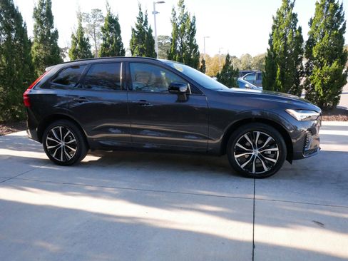 Used 2025 Volvo XC60 B5 Plus image 11