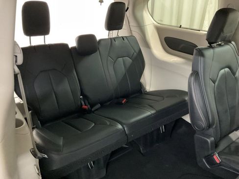 Used 2020 Chrysler Pacifica Touring-L image 24