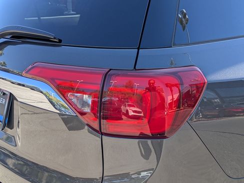 Used 2019 GMC Acadia SLT FWD image 10