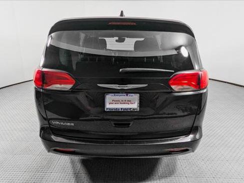 Used 2023 Chrysler Voyager LX image 7