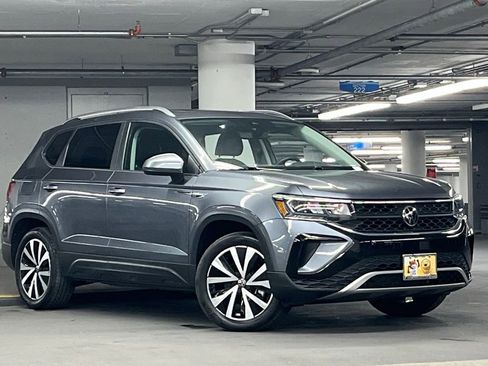 Used 2023 Volkswagen Taos SE AWD/4WD image 2
