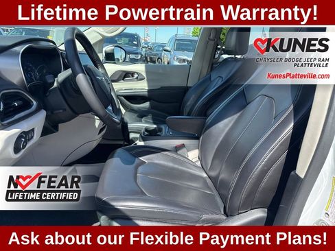 Used 2023 Chrysler Pacifica Touring-L FWD image 13
