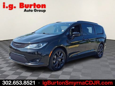 Used 2020 Chrysler Pacifica Touring-L Plus FWD image 3