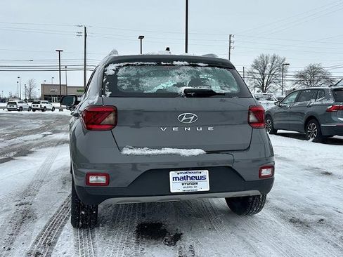 Used 2022 Hyundai Venue SEL w/ Cargo Package image 6