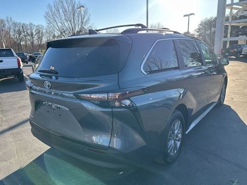 Used 2025 Toyota Sienna LE image 5