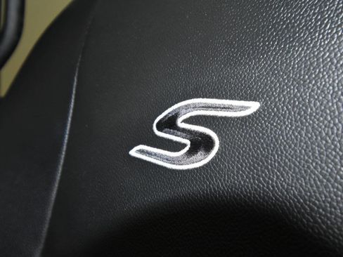 Used 2016 Chrysler Town & Country S image 30