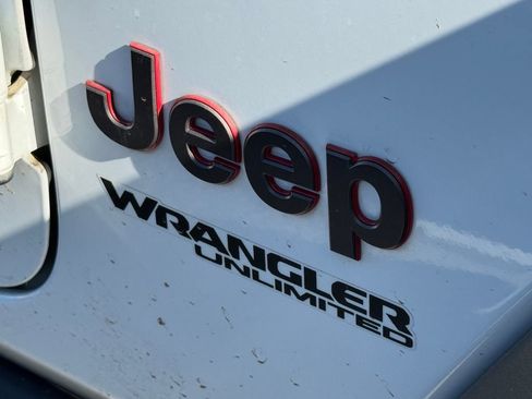 Used 2022 Jeep Wrangler Unlimited Rubicon AWD/4WD image 15