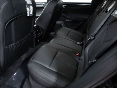 Certified 2026 Porsche Macan AWD/4WD image 34