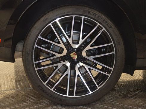 Certified 2025 Porsche Macan image 15