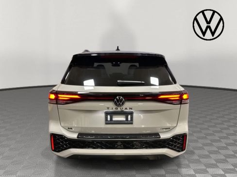 Certified 2025 Volkswagen Tiguan SE R-Line image 4
