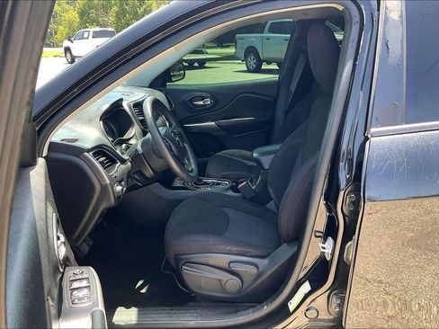 Used 2020 Jeep Cherokee Latitude FWD image 24