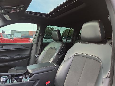 Used 2023 Jeep Grand Cherokee L Laredo image 13