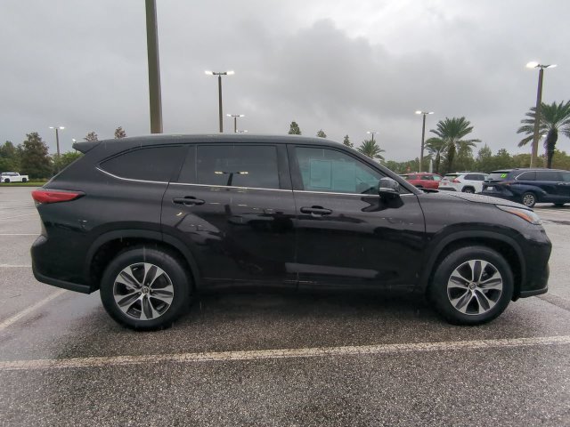 Used 2022 Toyota Highlander XLE FWD image 3