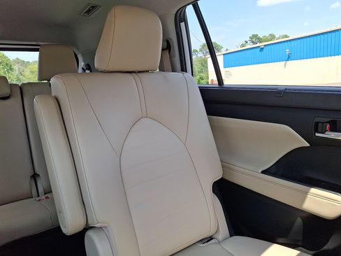 Used 2023 Toyota Highlander XLE AWD/4WD image 5