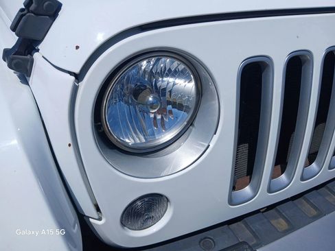 Used 2016 Jeep Wrangler Unlimited Sahara w/ Connectivity Group AWD/4WD image 19