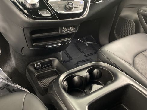 Used 2025 Chrysler Voyager LX image 30
