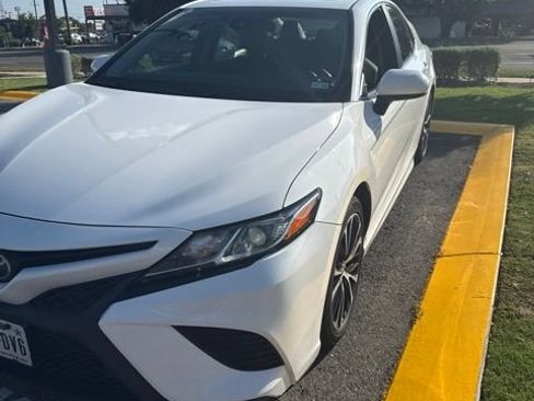 Used 2018 Toyota Camry SE w/ Moonroof Package FWD image 3