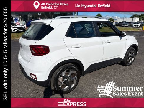 Used 2024 Hyundai Venue SEL FWD image 3