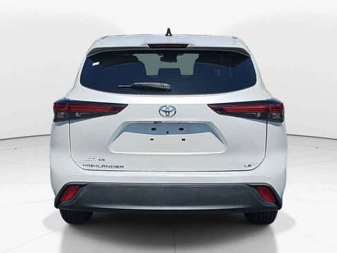 Used 2024 Toyota Highlander LE FWD image 4