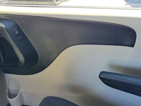 Used 2014 Chrysler Town & Country Touring image 11