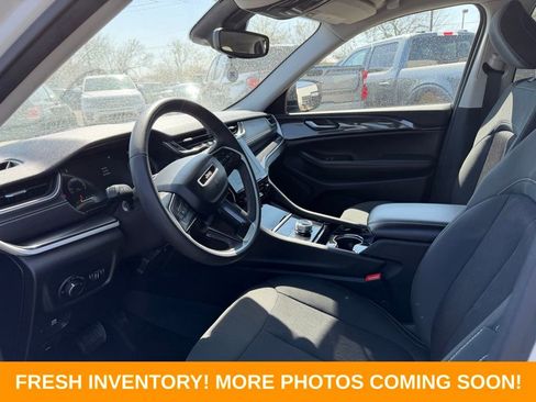 Used 2023 Jeep Grand Cherokee Laredo image 8