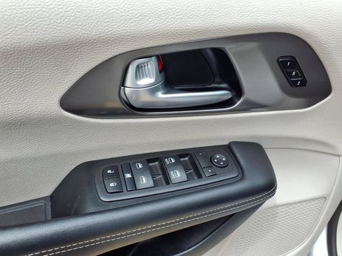 Used 2024 Chrysler Pacifica Touring-L FWD image 22