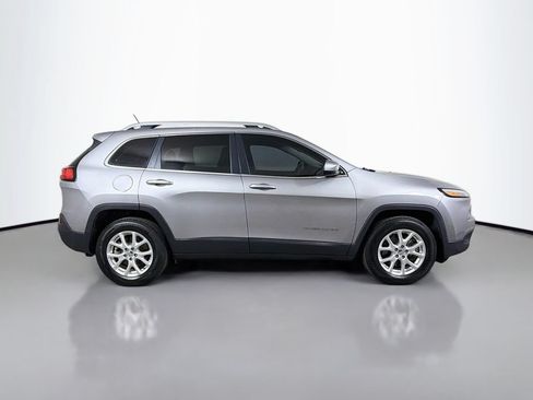 Used 2018 Jeep Cherokee Latitude w/ Cold Weather Group AWD/4WD image 5