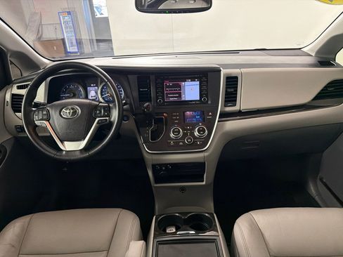 Used 2019 Toyota Sienna XLE w/ XLE Navigation Package FWD image 22
