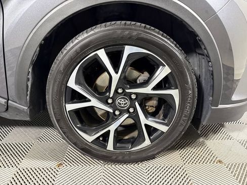 Used 2019 Toyota C-HR XLE FWD image 11