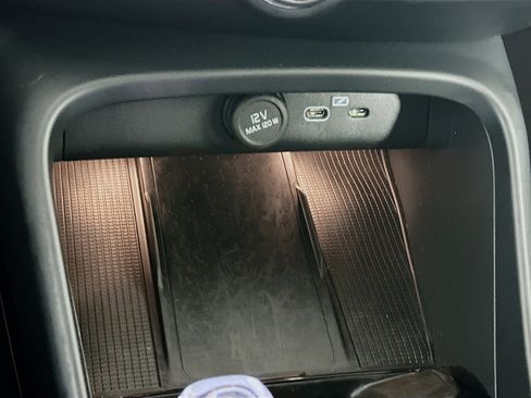 Used 2025 Volvo XC40 B5 Plus image 26