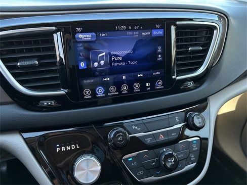 Used 2017 Chrysler Pacifica Touring-L Plus image 18