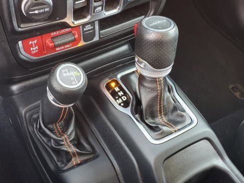 Used 2022 Jeep Gladiator Mojave w/ Cold Weather Group image 18