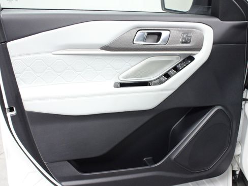 Used 2025 Ford Explorer Platinum w/ Ultimate Package image 11