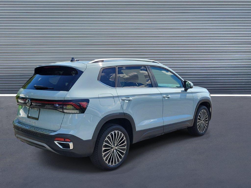 Used 2025 Volkswagen Taos SE w/ Panoramic Sunroof Package FWD image 3