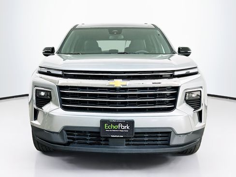 Used 2025 Chevrolet Traverse LT image 2