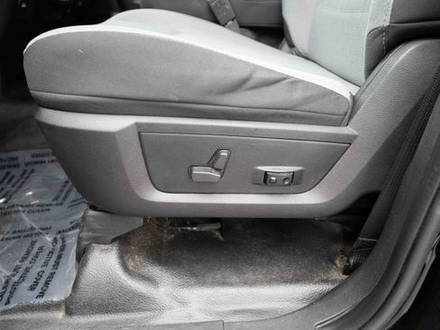 Used 2021 RAM 1500 4x4 Crew Cab Classic w/ Chrome Appearance Group image 12