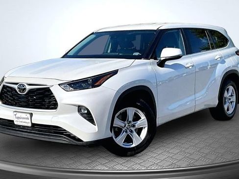 Used 2023 Toyota Highlander LE AWD/4WD image 1