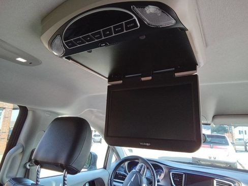 Used 2017 Chrysler Pacifica Touring-L image 7